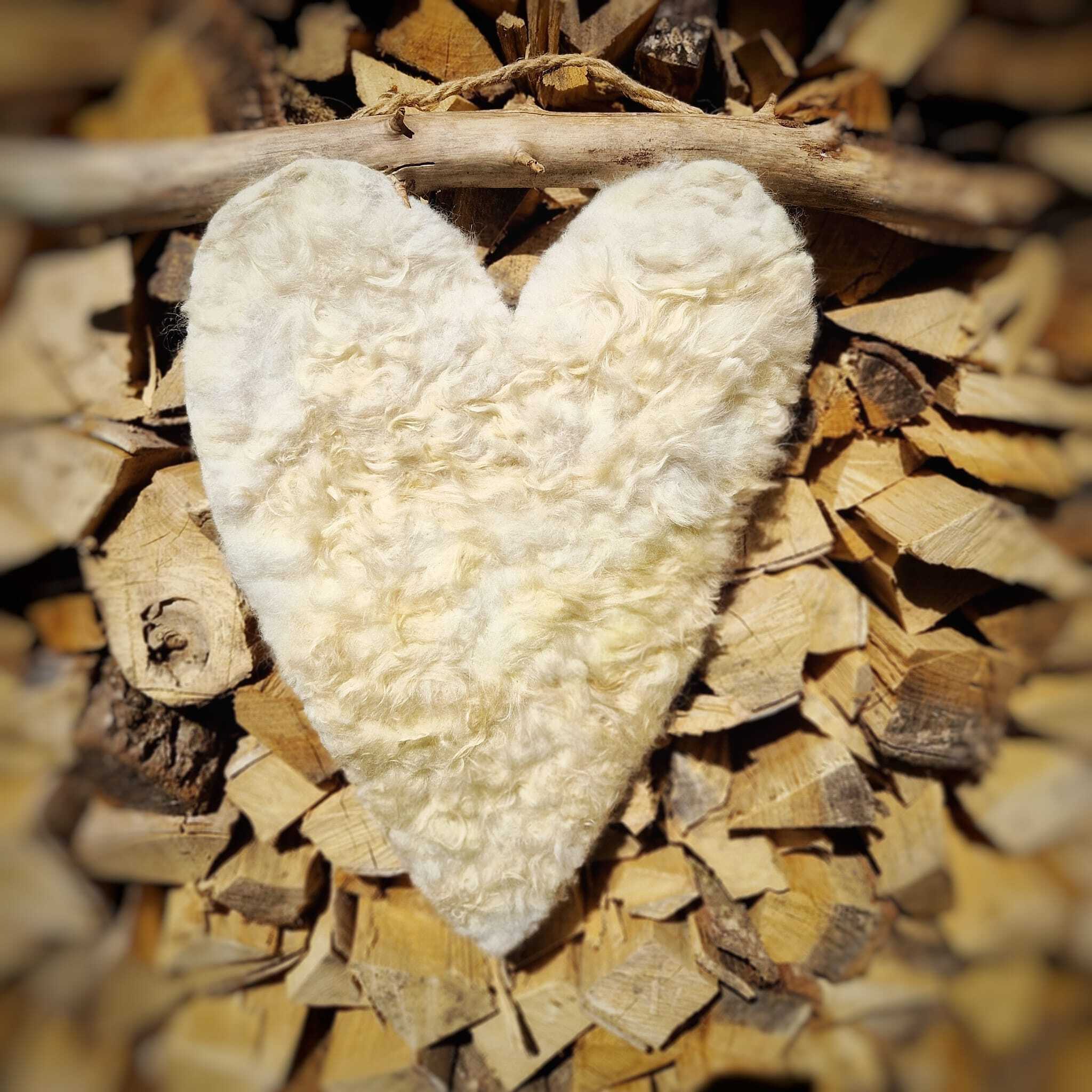 Wit vilten hart op haardhout — creatieve rouwverwerking bij BoDu